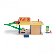 Station service en bois - Dans la ville