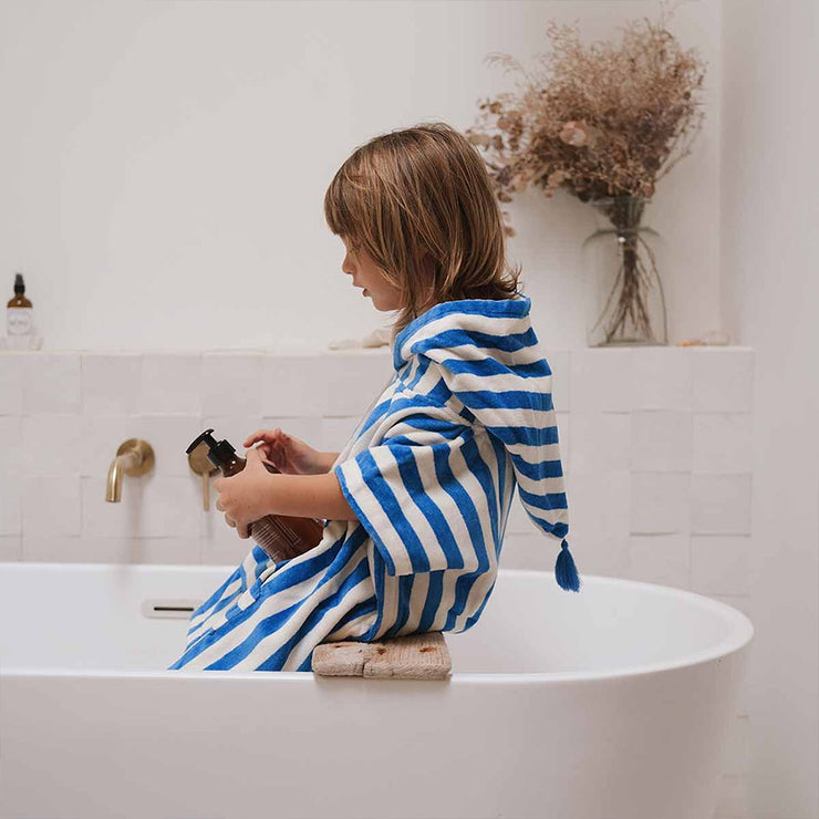 Poncho de bain Suzon rayé bleu grec et blanc - Rose In April