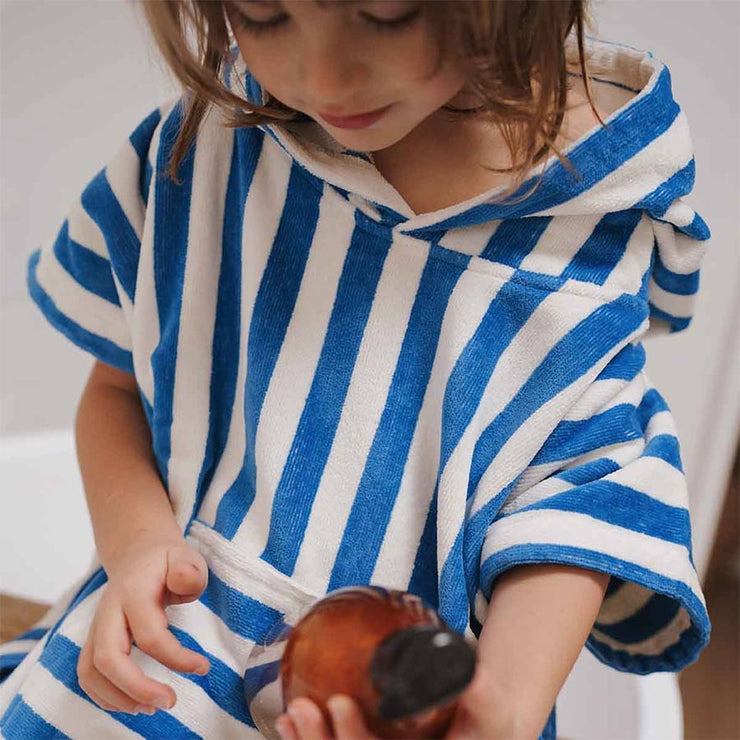 Poncho de bain Suzon rayé bleu grec et blanc - Rose In April