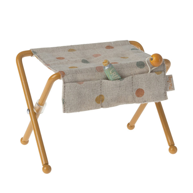 Table à changer, bébé souris ocre