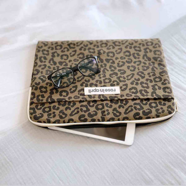 Pochette Ordinateur Octave Leopard Olive - Rose in April