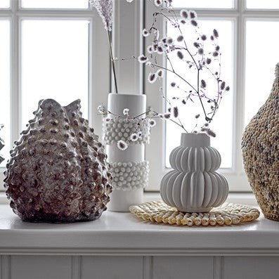 Magnifique vase en faïence blanc réalisé à la main. Imaginé par la marque Bloomingville il apportera une touche de lumière à votre décoration.