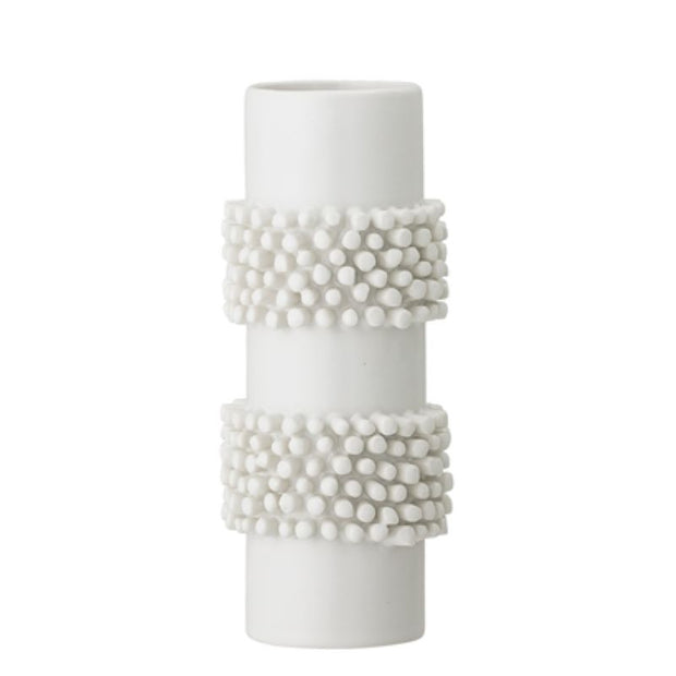 Magnifique vase en faïence blanc réalisé à la main. Imaginé par la marque Bloomingville il apportera une touche de lumière à votre décoration.