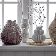 Très joli vase en grès blanc de forme ronde imaginé par la marque Bloomingville. 