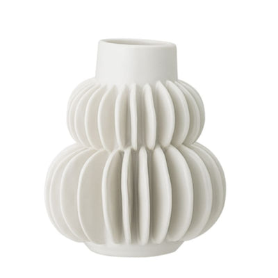 Très joli vase en grès blanc de forme ronde imaginé par la marque Bloomingville. 