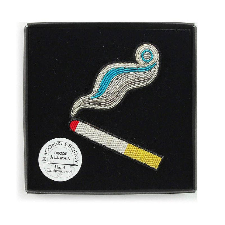 Broche brodée - Macon et Lesquoy - Cigarette et fumée 