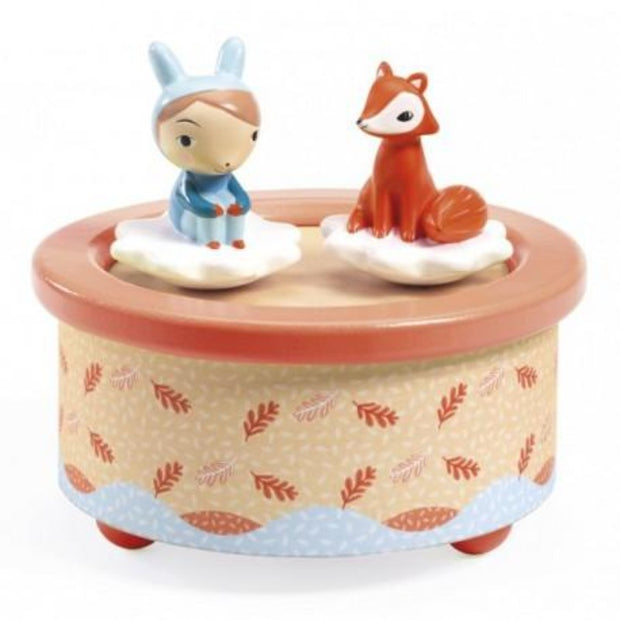 laissez votre enfant se faire bercer par la danse des petits personnages fox et la douce mélodie lullaby de cette jolie boite à musique Djeco.