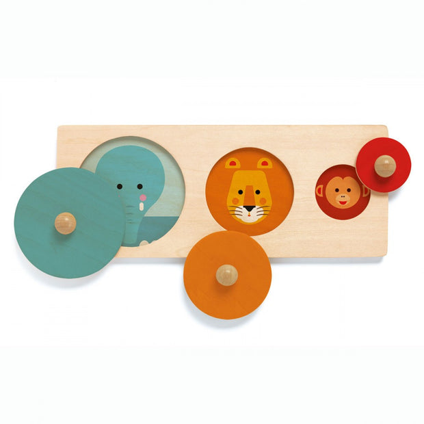 un puzzle d'éveil en bois imaginé par Djeco qui va aider votre bébé à développer sa dextérité et sa motricité tout en s'amusant.