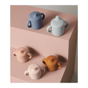 Liewood - tasse d'apprentissage en silicone - blue wave - bec et poignée - adorable accessoire d'apprentissage pratique