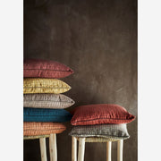 Découvrez cette ravissante housse de coussin de la gamme "checked linen" chez Madam Stoltz qui viendra apporter une touche de modernité à votre canapé ! parfait pour se marier à n'importe quelle décoration, ce coussin aux tons taupes trouvera très vite sa place chez vous. 