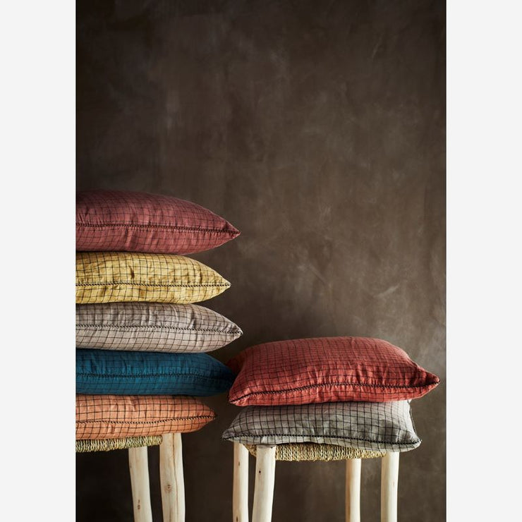 Découvrez cette ravissante housse de coussin de la gamme "checked linen" chez Madam Stoltz qui viendra apporter une touche de modernité à votre canapé ! parfait pour se marier à n'importe quelle décoration, ce coussin aux tons taupes trouvera très vite sa place chez vous. 