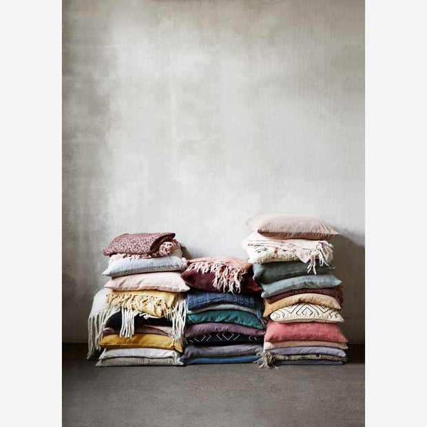 Cette sublime housse de coussin, créée par la marque Madam Stoltz, est une housse de coussin effet velours de couleur paprika. On aime la couleur de cette housse de coussin, poétiquement nommé paprika, et qui est un bordeaux foncé aux touches de marron. Une couleur profonde et lumineuse, parfaite pour l'automne !