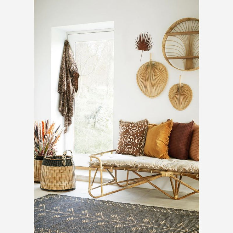 Craquez pour cette très belle housse de la gamme "checked linen" chez,Madam Stoltz. On aime son coloris noisette qui s'associera parfaitement avec les autres couleurs de la gamme pour créer une ambiance chaleureuse et cozy dans votre salon !