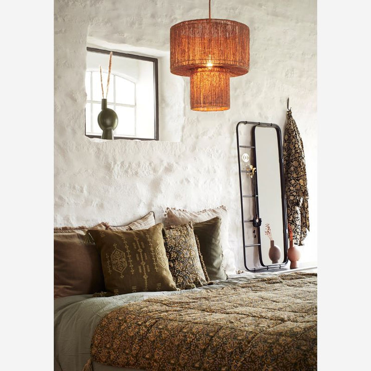 Embellissez votre intérieur avec ce magnifique coussin en velours couleur taupe frangé. De la marque Madam Stoltz, vos invités remarqueront forcément cette touche chaleureuse et cozy !