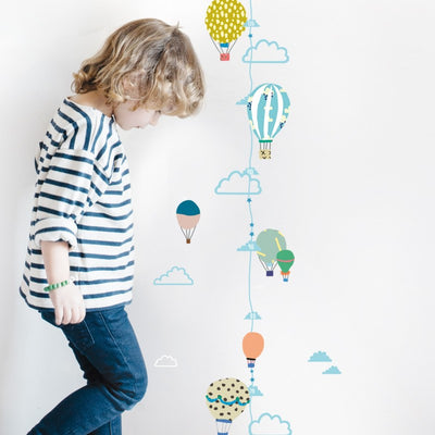 Mimilou - Toise murale autocollante pour enfant - montgolfières colorées - made in France