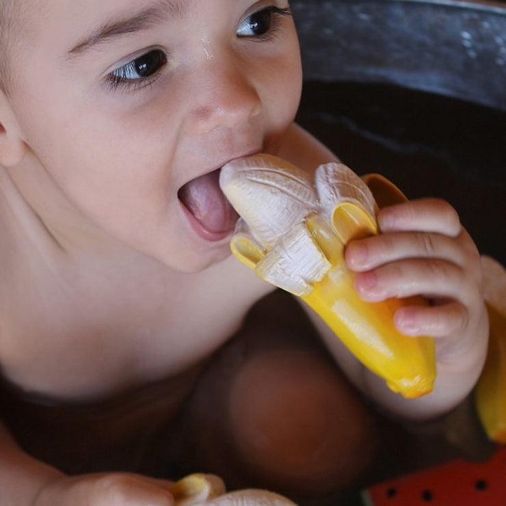 jouet-de-dentition-banane-oli-et-carol-scene