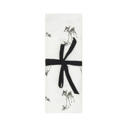 L'indispensable de bébé imaginé par la jolie marque Rose in April, découvrez ce lange écru aux motifs faon très mignon.