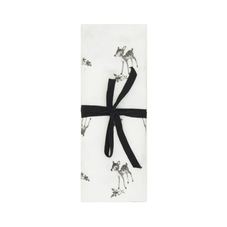 L'indispensable de bébé imaginé par la jolie marque Rose in April, découvrez ce lange écru aux motifs faon très mignon.