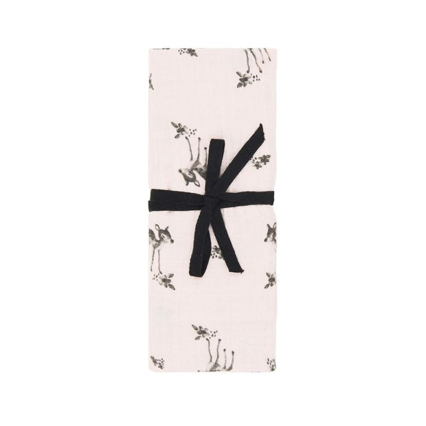 L'indispensable de bébé imaginé par la jolie marque Rose in April, découvrez ce lange rose clair aux motifs faon très mignon.