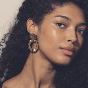 chic-alors-boucles-oreilles-metal-doré-scene