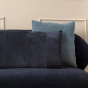 coussin-en-velours-dark-blue-scene