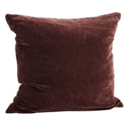 Cette sublime housse de coussin, créée par la marque Madam Stoltz, est une housse de coussin effet velours de couleur paprika. On aime la couleur de cette housse de coussin, poétiquement nommé paprika, et qui est un bordeaux foncé aux touches de marron. Une couleur profonde et lumineuse, parfaite pour l'automne !