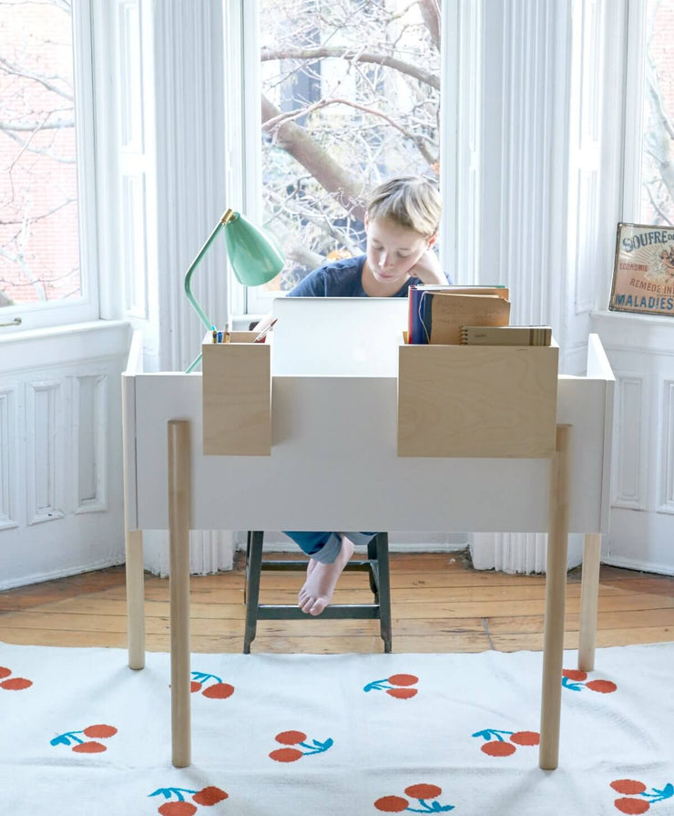 Bureau pour enfant en bois modèle Brooklyn - Oeuf NYC