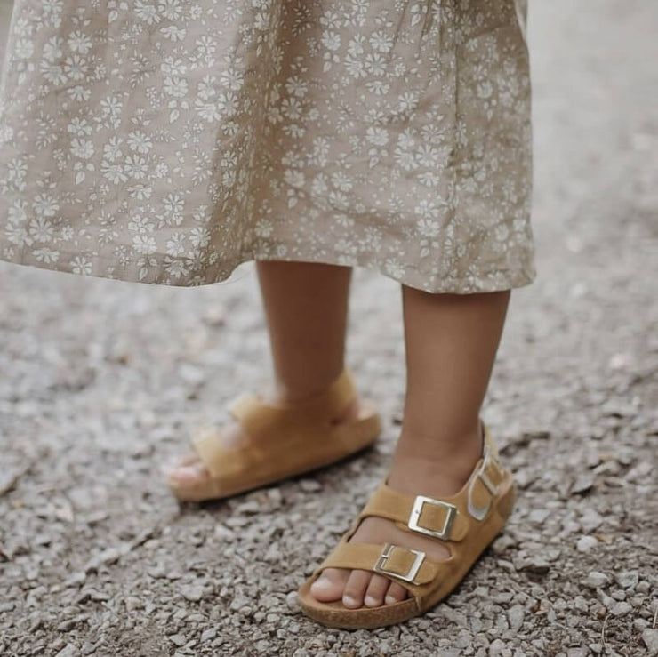 sandales-beige-babymocs-scene