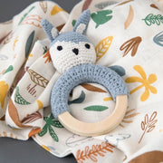 Plein de tendresse, ce hochet en crochet réalisé à la main saura conquérir le coeur de votre bébé. Une petite cloche se trouve dans le ventre de cet adorable lapin et retentira dès que bébé agitera son hochet.