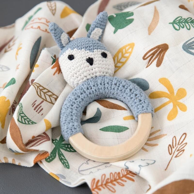 Plein de tendresse, ce hochet en crochet réalisé à la main saura conquérir le coeur de votre bébé. Une petite cloche se trouve dans le ventre de cet adorable lapin et retentira dès que bébé agitera son hochet.