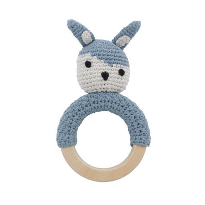Plein de tendresse, ce hochet en crochet réalisé à la main saura conquérir le coeur de votre bébé. Une petite cloche se trouve dans le ventre de cet adorable lapin et retentira dès que bébé agitera son hochet.
