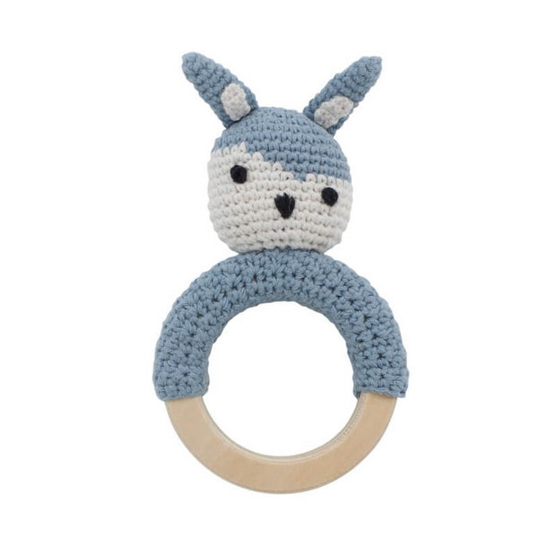 Plein de tendresse, ce hochet en crochet réalisé à la main saura conquérir le coeur de votre bébé. Une petite cloche se trouve dans le ventre de cet adorable lapin et retentira dès que bébé agitera son hochet.